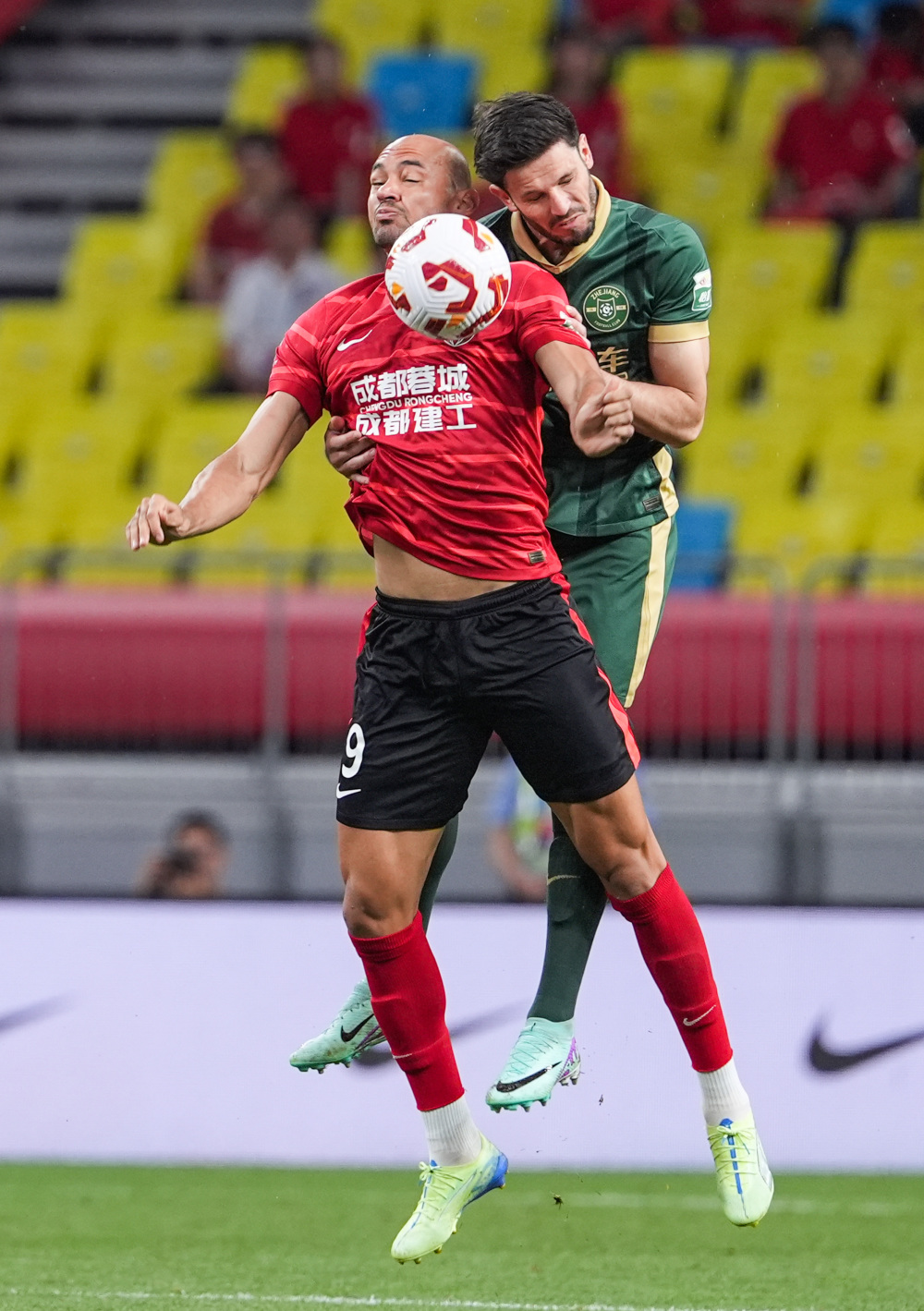 囧叔向裁判施压后染红，罗基：容忍这种行为问题会越来越严重（施压裁判后被红牌罚下，罗基警示：纵容此举只会让问题加剧）