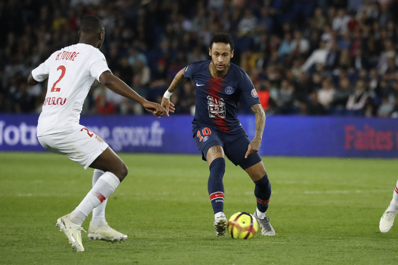 穆里尼奥：记者编造说我不喜欢拉法-席尔瓦，我都不认识他（穆里尼奥否认不喜欢拉法-席尔瓦：媒体瞎编，我根本不认识他）