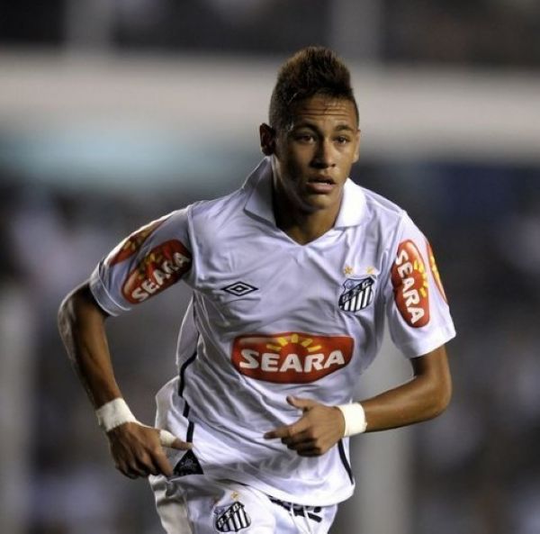 挑衅中国！日本球星三笘薰手持日本二战战犯照片，网友：封杀他（日本球员三笘薰陷舆论风波，部分网友呼吁封杀）