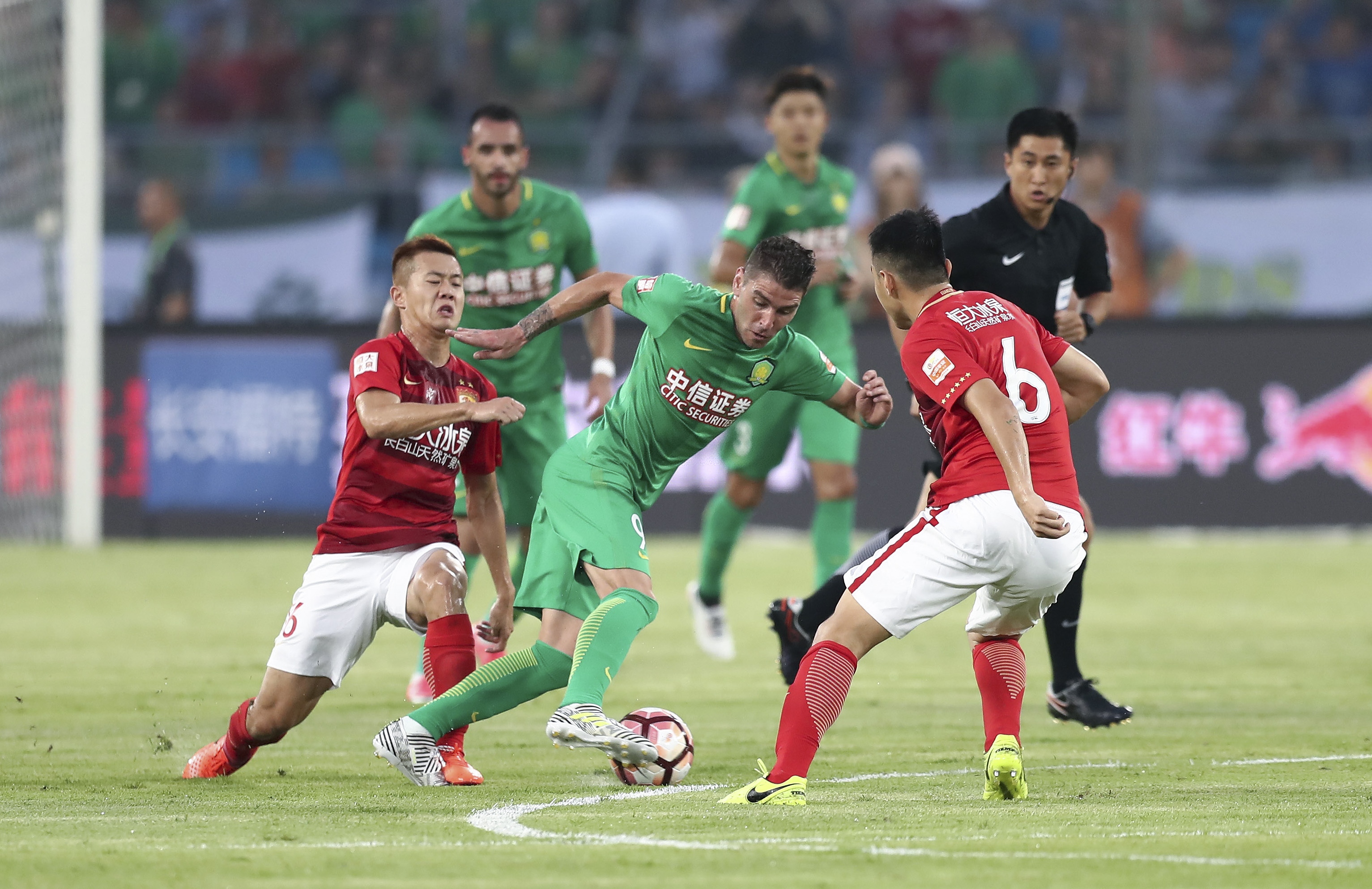 图集：梅西印度行首站活动场面混乱，球迷手持长棍、座椅被拆（图集：梅西印度行首站现场失序，球迷持长棍、座椅遭拆）